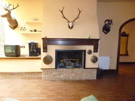 EXCELENTE  CHALET DE 5 DORMITORIOS - ALBACETE