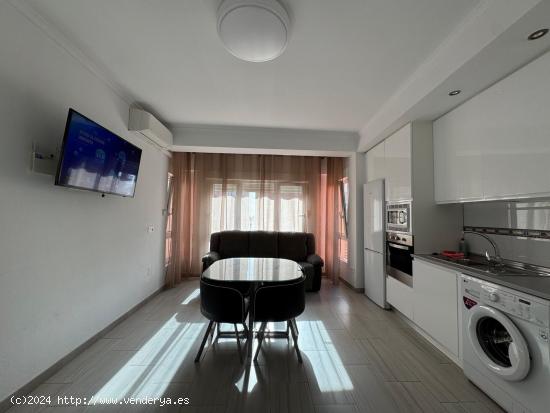 REFORMADO APARTAMENTO DE 120 M2. CON 2 AMPLIOS SALONES. DE 2 DORM Y DOS BAÑOS. PLAYA A 50 METROS. -