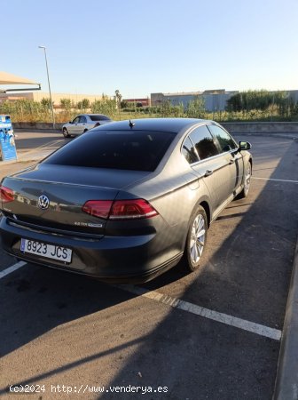 Volkswagen Passat 2.0 TDI 150 BMT Advance 4p DSG de 2015 con 194.000 Km por 11.900 EUR. en Barcelona