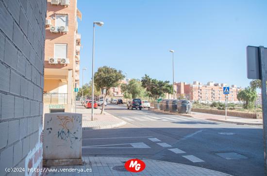 LOCAL COMERCIAL FRENTE A CENTRO COMERCIAL ALCAMPO - LOS 2 PRIMEROS MESES 1.000€!! - ALMERIA