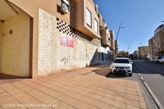 Se alquila local comercial en El Alquian - ALMERIA