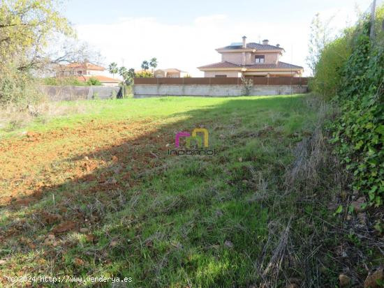 OPORTUNIDAD: PARCELA URBANIZADA EN CAMPO DE GOLF  BADAJOZ 🏡 - BADAJOZ