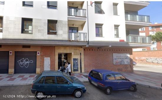 Local comercial en venta en calle Caitano Bardon, León. - LEON