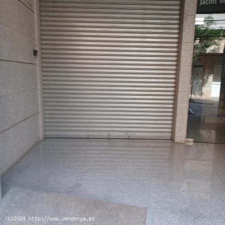  LOCAL COMERCIAL EN VENTA , MUY BIEN SITUADO , ECONÓMICO - BARCELONA 