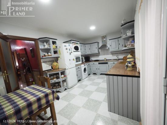 Casa adosada de 3 dorm, 3 baños, garaje, cocinilla y patio por solo 140.000 euros. - CIUDAD REAL