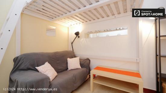 Amplia habitación en alquiler en un apartamento de 4 dormitorios en L'Eixample - BARCELONA