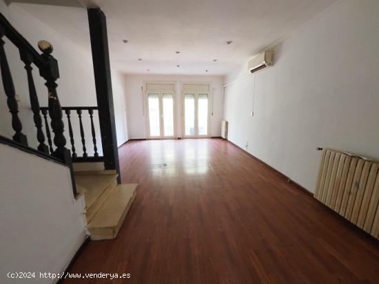  SE VENDE CASA ADOSADA EN MANLLEU - BARCELONA 