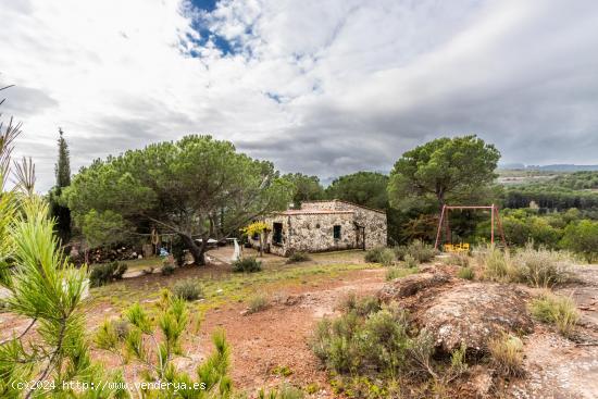 FINCA RÚSTICA CON PISCINA Y PISTA DE TENIS - BARCELONA