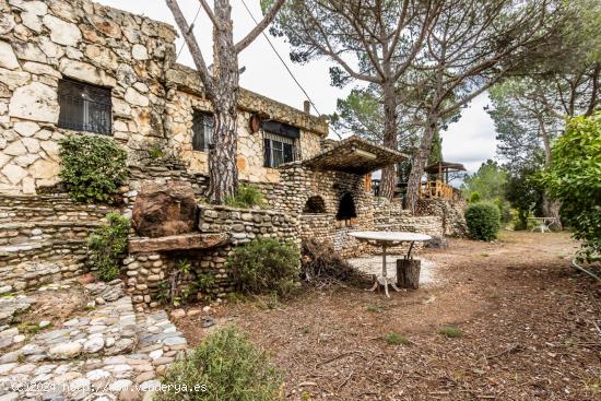 FINCA RÚSTICA CON PISCINA Y PISTA DE TENIS - BARCELONA