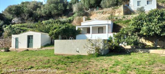 CASETA DE APEROS CON ALJIBE EN EL CAMPO - BALEARES