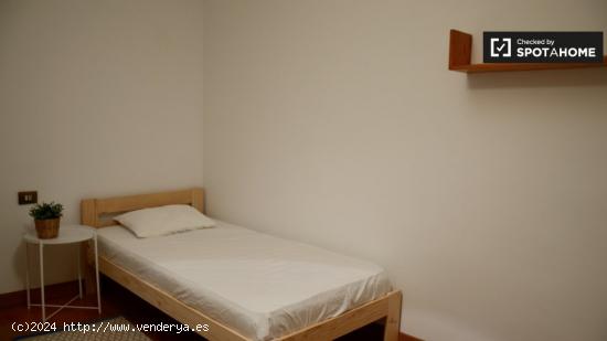 Cómoda habitación en alquiler en apartamento de 3 dormitorios en Sarrià-Sant Gervasi - BARCELONA