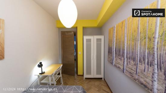 Habitación en piso de 6 dormitorios en Alcalá de Henares. - MADRID