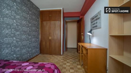 Habitación en piso de 6 dormitorios en Alcalá de Henares. - MADRID