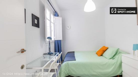 Acogedora habitación en alquiler en apartamento de 3 dormitorios en Poblats Marítims - VALENCIA