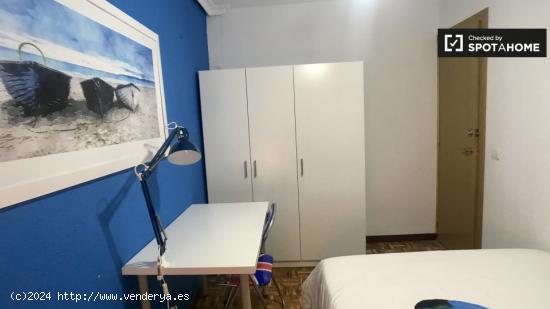 Encantadora habitación en apartamento de 5 dormitorios en Alcalá de Henares - MADRID