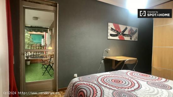 Habitación de moda en piso de 5 dormitorios en Alcalá de Henares - MADRID