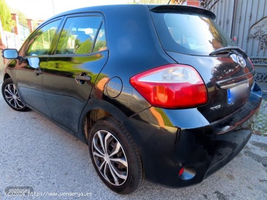 Toyota Auris 1.4 D4D ELEGANCE-KLIMA A/C de 2011 con 600.000 Km por 2.500 EUR. en Granada