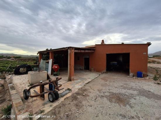 Casa de campo con terreno en Novelda - ALICANTE