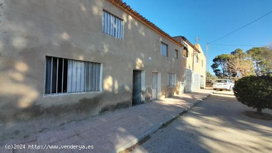 CASA ADOSADA EN EL CAMPO - ALICANTE