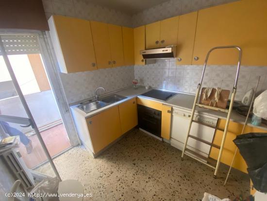 Inmobiliaria FinVall vende amplio piso para reformar en la calle Leopoldo Cano - VALLADOLID