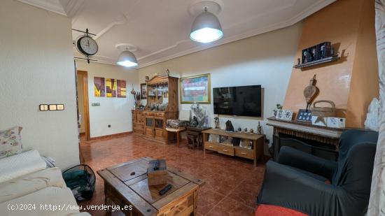  ¡Planta baja en venta de 4 dormitorios, jardin patio y boardilla en Molinos Marfagones! - MURCIA 