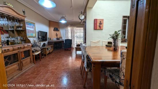 ¡Planta baja en venta de 4 dormitorios, jardin patio y boardilla en Molinos Marfagones! - MURCIA