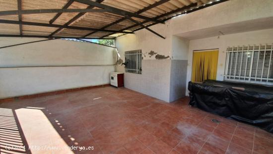 SE VENDE  CASA DE 160 M2 CON PATIO Y TERRENO DE 250 M2 - LEON