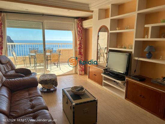 Amplio apartamento con vistas al mar de 3 dormitorios, dos baños, cocina, parking privado y Wifi. -