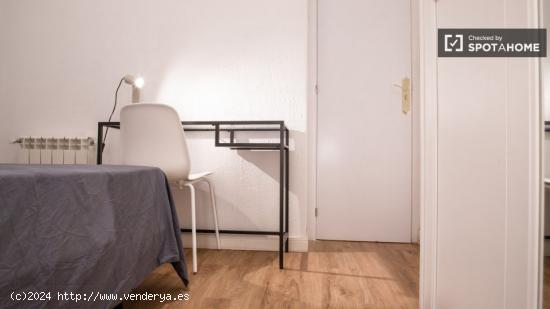 Se alquila habitación en apartamento de 3 dormitorios en Goya - MADRID