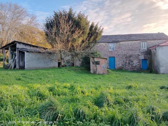 CASA DE PIEDRA CON HÓRREO Y FINCA EN FERREIRA-SAN SADURNIÑO - A CORUÑA