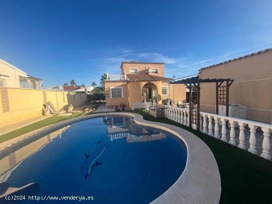 GRAN VILLA CON PISCINA PROPIA EN TORREVIEJA, 5 HAB, 3 BAÑOS - ALICANTE