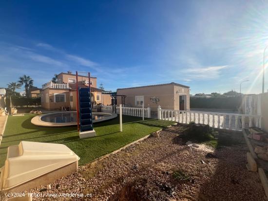 GRAN VILLA CON PISCINA PROPIA EN TORREVIEJA, 5 HAB, 3 BAÑOS - ALICANTE