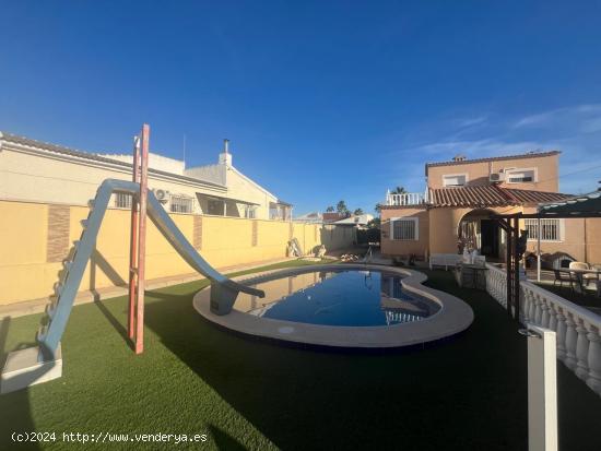 GRAN VILLA CON PISCINA PROPIA EN TORREVIEJA, 5 HAB, 3 BAÑOS - ALICANTE