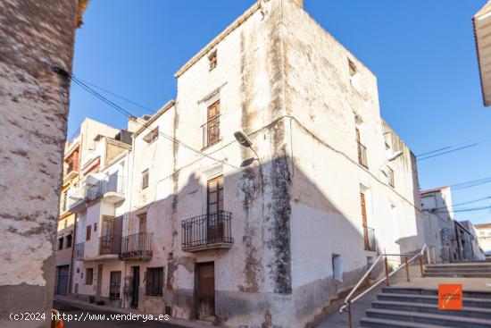  CASA ESQUINERA EN VENTA EN SANTA BARBARA (TARRAGONA) - TARRAGONA 