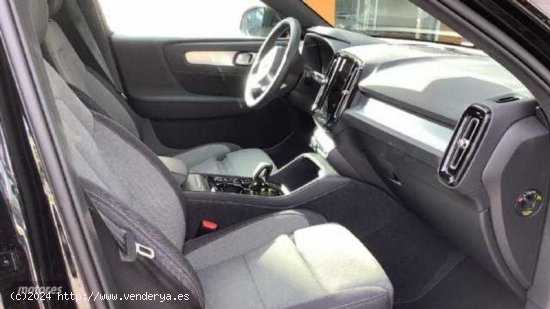 Volvo XC40 2.0 B3 PLUS DARK AUTO 163 5P de 2024 con 19.129 Km por 34.800 EUR. en Barcelona