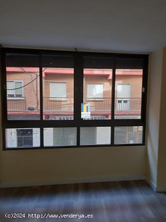 OFICINA EN VENTA CON VISTAS A LA CALLE EN AVENIDA TRES CRUCES, PLENO CENTRO DE ZAMORA - ZAMORA