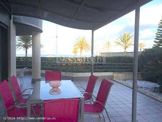 APARTAMENTO EN 1ERA. LINEA CON 110 M2 TERRAZA  EN  PLANTA BAJA . GARAJE, PISCINA COMUNITARIA Y TENIS