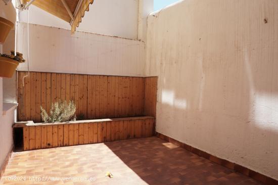 INVERSIÓN - Vivenda con gran terraza cercana a los Jardines del Turó del Putxet i el Parc Güell. 