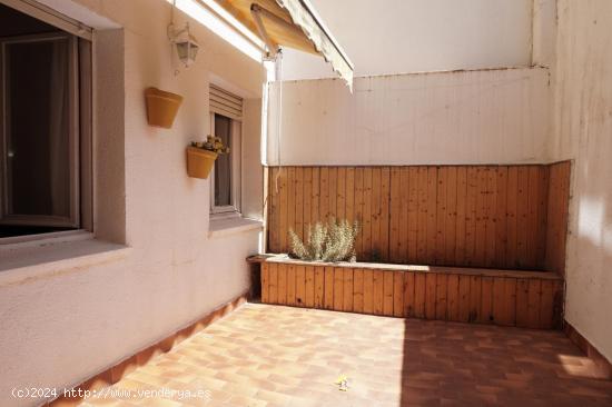 INVERSIÓN - Vivenda con gran terraza cercana a los Jardines del Turó del Putxet i el Parc Güell. 