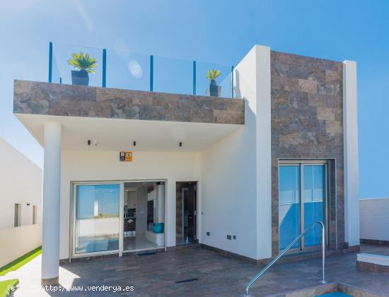 Villa con piscina privada y sotano en Villamartin - ALICANTE