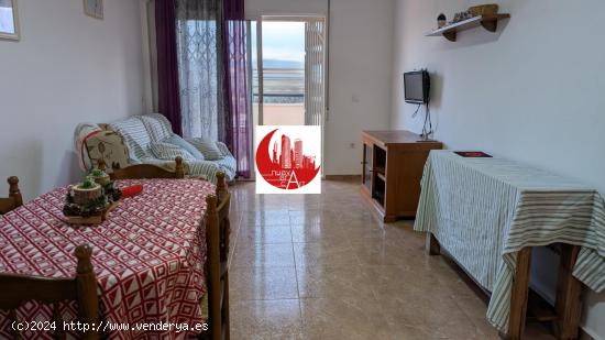 ¡Piso en alquiler de 2 habitaciones,1 baño, terraza, patio , buhardilla, parking y piscina en Roch