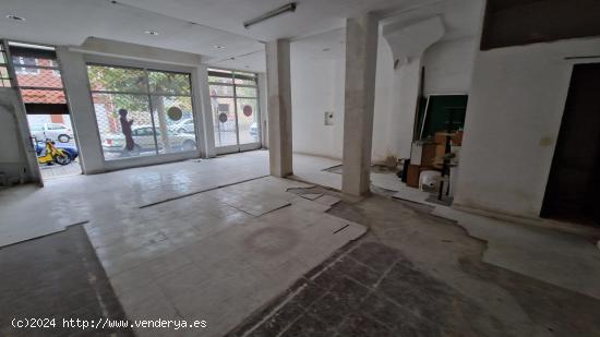 SE VENDE O SE ALQUILA AMPLIO LOCAL EN LA AVENIDA DEL FERROCARRIL - LEON