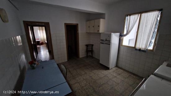 SE VENDE PISO MUY AMPLIO CON ASCENSOR EN LA ZONA DE LA ESTACION - LEON