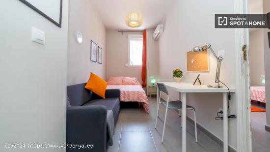 Habitación privada con llave independiente en apartamento de 5 dormitorios, Eixample. - VALENCIA