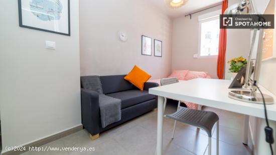 Habitación privada con llave independiente en apartamento de 5 dormitorios, Eixample. - VALENCIA