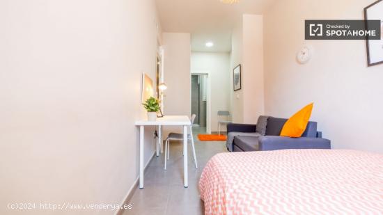 Habitación privada con llave independiente en apartamento de 5 dormitorios, Eixample. - VALENCIA