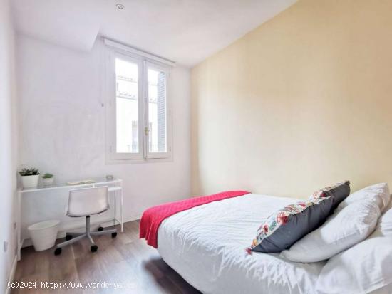  Habitación exterior con ventana con vista a la calle en un apartamento de 9 dormitorios, Lavapiés  