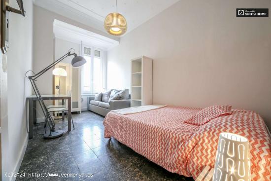  Habitación luminosa en un apartamento de 5 dormitorios con apartamento con balcón, Eixample - VALE 