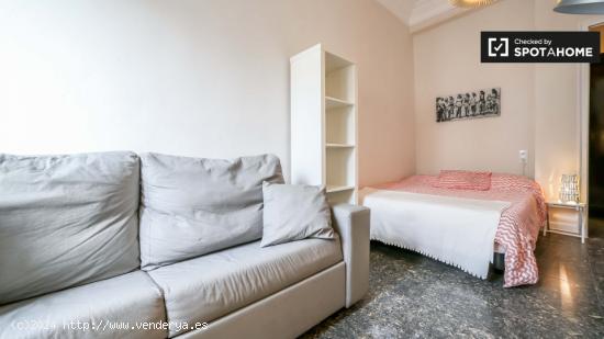 Habitación luminosa en un apartamento de 5 dormitorios con apartamento con balcón, Eixample - VALE