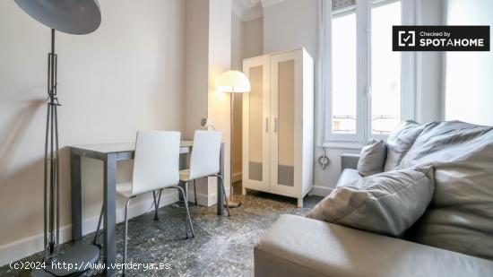 Habitación luminosa en un apartamento de 5 dormitorios con apartamento con balcón, Eixample - VALE